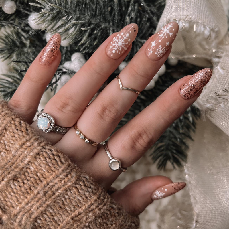 Les ongles de Noël : Des idées créatives pour des manucures festives !